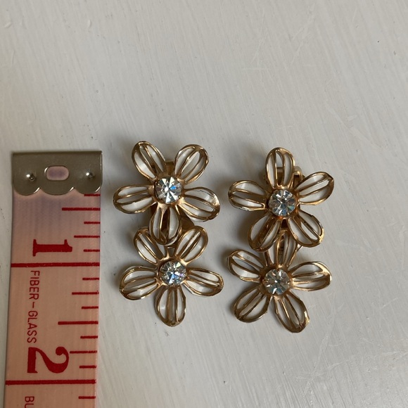 Vintage Clip on Floral Earrings, White and Gold floral layers - Picture 5 of 6